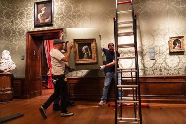 THE HAGUE - Johannes Vermeer s *Girl with a Pearl Earring* is being hung in the Mauritshuis. The painting spent five weeks in Japan, where it was part of an exhibition of works from the Mauritshuis in Osaka. LINA SELG ANP netherlands out - belgium out  Copyright: xx x571566150x originalFilename: 571566150.jpg