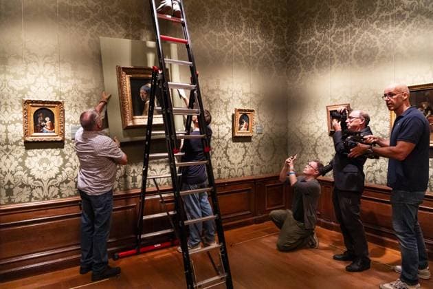 THE HAGUE - Johannes Vermeer s *Girl with a Pearl Earring* is being hung in the Mauritshuis. The painting spent five weeks in Japan, where it was part of an exhibition of works from the Mauritshuis in Osaka. LINA SELG ANP netherlands out - belgium out  Copyright: xx x571566152x originalFilename: 571566152.jpg