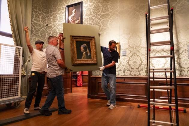 THE HAGUE - Johannes Vermeer s *Girl with a Pearl Earring* is being hung in the Mauritshuis. The painting spent five weeks in Japan, where it was part of an exhibition of works from the Mauritshuis in Osaka. LINA SELG ANP netherlands out - belgium out  Copyright: xx x571566153x originalFilename: 571566153.jpg
