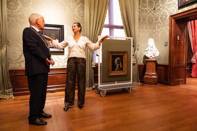 THE HAGUE - Johannes Vermeer s *Girl with a Pearl Earring* is being hung in the Mauritshuis. The painting spent five weeks in Japan, where it was part of an exhibition of works from the Mauritshuis in Osaka. LINA SELG ANP netherlands out - belgium out  Copyright: xx x571566158x originalFilename: 571566158.jpg