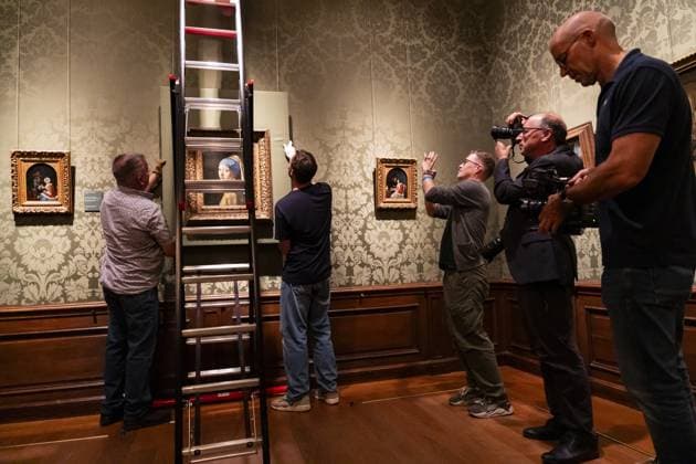 THE HAGUE - Johannes Vermeer s *Girl with a Pearl Earring* is being hung in the Mauritshuis. The painting spent five weeks in Japan, where it was part of an exhibition of works from the Mauritshuis in Osaka. LINA SELG ANP netherlands out - belgium out  Copyright: xx x571566187x originalFilename: 571566187.jpg