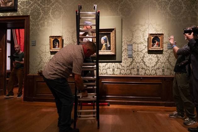 THE HAGUE - Johannes Vermeer s *Girl with a Pearl Earring* is being hung in the Mauritshuis. The painting spent five weeks in Japan, where it was part of an exhibition of works from the Mauritshuis in Osaka. LINA SELG ANP netherlands out - belgium out  Copyright: xx x571566211x originalFilename: 571566211.jpg
