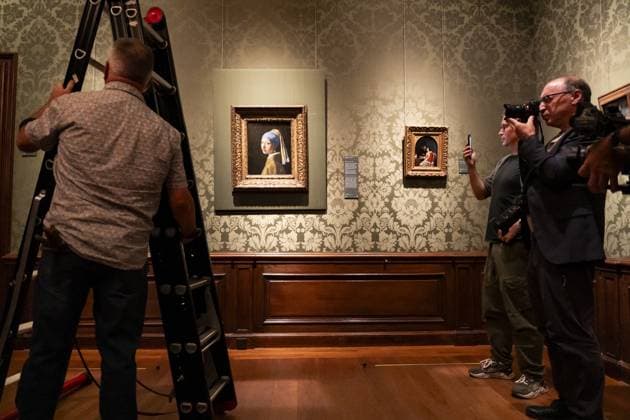 THE HAGUE - Johannes Vermeer s *Girl with a Pearl Earring* is being hung in the Mauritshuis. The painting spent five weeks in Japan, where it was part of an exhibition of works from the Mauritshuis in Osaka. LINA SELG ANP netherlands out - belgium out  Copyright: xx x571566220x originalFilename: 571566220.jpg