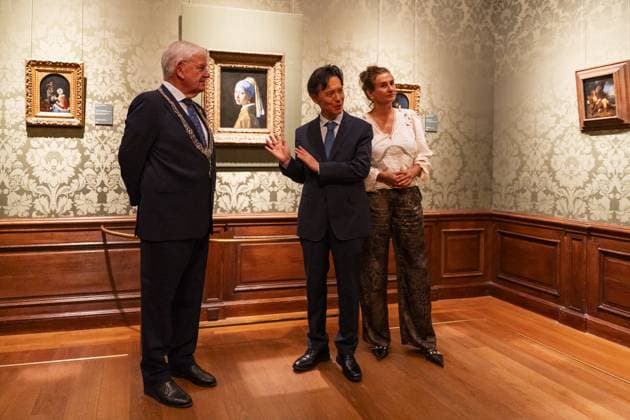 THE HAGUE - Jan van Zanen, Mayor of The Hague, Rokuichiro Michii, Ambassador of Japan to the Netherlands, and Martine Gosselink, Director General of the Mauritshuis, welcome Johannes Vermeer s Girl with a Pearl Earring upon its return to the Mauritshuis. The painting spent five weeks in Japan, where it was part of an exhibition of works from the Mauritshuis in Osaka. LINA SELG ANP netherlands out - belgium out  Copyright: xx x571566225x originalFilename: 571566225.jpg