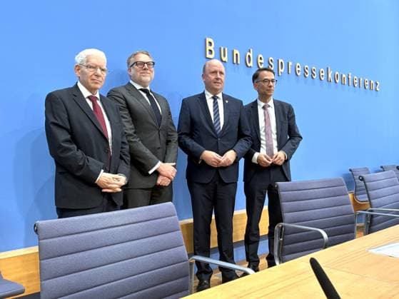 Berlin, Deutschland, 05.10.2026: Bundespressekonferenz: Entschieden gegen Antisemitismus: Gutachten zum Gesetzentwurf zur Strafbarkeit der Leugnung des Existenzrechts Israels: L-R: Christian Heinz (CDU), Josef Schuster, Steffen Augsberg, Uwe Becker Copyright: xdtsxNachrichtenagenturx dts_137090