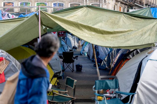 10th Day of the Housing Protest Camp at Puerta del Sol Tents at the Housing Protest Camp at Puerta del Sol, October 5, 2026, in Madrid, Spain. The Housing Protest Camp continues at Puerta del Sol as participants await political reactions to Prime Minister Pedro Sánchez’s call for elections. OCTOBER 5, 2026, Spain  Copyright: xAlbertoxOrtegax 7821701