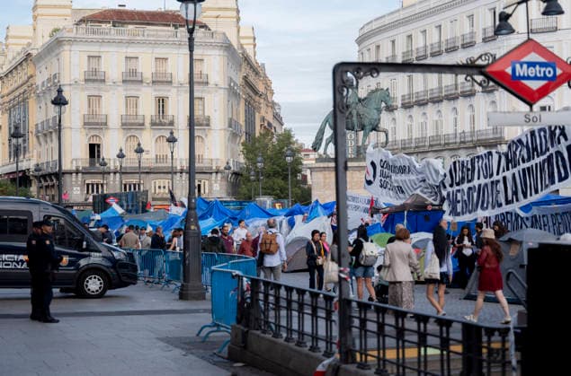 10th Day of the Housing Protest Camp at Puerta del Sol Tents at the Housing Protest Camp at Puerta del Sol, October 5, 2026, in Madrid, Spain. The Housing Protest Camp continues at Puerta del Sol as participants await political reactions to Prime Minister Pedro Sánchez’s call for elections. OCTOBER 5, 2026, Spain  Copyright: xAlbertoxOrtegax 7821713