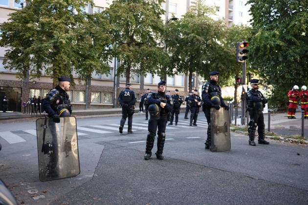 High School Nicolas Louis Vauquelin Blockade - Paris Policemen after a fire in front of the entrance of High school Nicolas Louis Vauquelin blocked in Paris, France on October 5, 2026. Students continue their protest to demand the hiring of substitute teachers, increased resources, and decent learning conditions. Photo by Raphael Lafargue ABACAPRESS.COM Paris France  Copyright: xLafarguexRaphael ABACAx