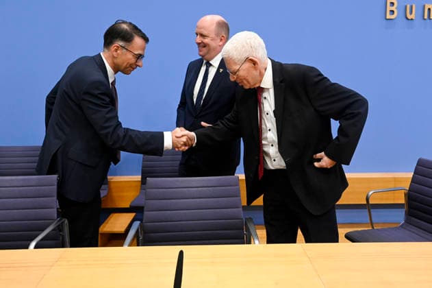 ABB BPK- Christian Heinz Hessischer Minister der Justiz und fuer den Rechtsstaat Uwe Becker, Beauftragter der Hessischen Landesregierung für Juedisches Leben Dr. Josef Schuster, Praesident des Zentralrats der Juden in Deutschlan C Thema Vorstellung Entschieden gegen Antisemitismus Gutachten zum Gesetzentwurf zur Strafbarkeit der Leugnung des Existenzrechts Israels auf der BPK Bundespressekonferenz in Berlin am 01.10.2026 Berlin Deutschland