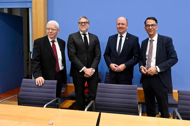 ABB BPK- Dr. Josef Schuster, Praesident des Zentralrats der Juden in Deutschland Prof. Dr. Steffen Augsberg, Professor für oeffentliches Recht, Justus-Liebig-Universität Gießen Uwe Becker, Beauftragter der Hessischen Landesregierung für Juedisches Leben Christian Heinz Hessischer Minister der Justiz und fuer den Rechtsstaat Thema Vorstellung Entschieden gegen Antisemitismus Gutachten zum Gesetzentwurf zur Strafbarkeit der Leugnung des Existenzrechts Israels auf der BPK Bundespressekonferenz in Berlin am 01.10.2026 Berlin Deutschland