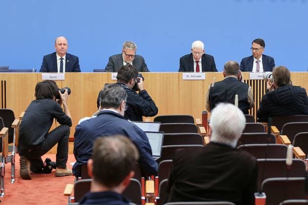 Berlin, Deutschland, 05.10.2026: Bundespressekonferenz: Entschieden gegen Antisemitismus: Gutachten zum Gesetzentwurf zur Strafbarkeit der Leugnung des Existenzrechts Israels: Uwe Becker (CDU), Steffen Augsberg, Josef Schuster, Christian Heinz (CDU) Copyright: xdtsxNachrichtenagenturx dts_137113