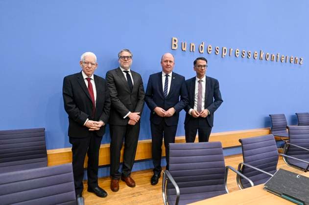 ABB BPK- Dr. Josef Schuster, Praesident des Zentralrats der Juden in Deutschland Prof. Dr. Steffen Augsberg, Professor für oeffentliches Recht, Justus-Liebig-Universität Gießen Uwe Becker, Beauftragter der Hessischen Landesregierung für Juedisches Leben Christian Heinz Hessischer Minister der Justiz und fuer den Rechtsstaat Thema Vorstellung Entschieden gegen Antisemitismus Gutachten zum Gesetzentwurf zur Strafbarkeit der Leugnung des Existenzrechts Israels auf der BPK Bundespressekonferenz in Berlin am 01.10.2026 Berlin Deutschland