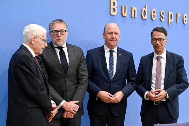 ABB BPK- Dr. Josef Schuster, Praesident des Zentralrats der Juden in Deutschland Prof. Dr. Steffen Augsberg, Professor für oeffentliches Recht, Justus-Liebig-Universität Gießen Uwe Becker, Beauftragter der Hessischen Landesregierung für Juedisches Leben Christian Heinz Hessischer Minister der Justiz und fuer den Rechtsstaat Thema Vorstellung Entschieden gegen Antisemitismus Gutachten zum Gesetzentwurf zur Strafbarkeit der Leugnung des Existenzrechts Israels auf der BPK Bundespressekonferenz in Berlin am 01.10.2026 Berlin Deutschland