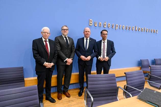 ABB BPK- Dr. Josef Schuster, Praesident des Zentralrats der Juden in Deutschland Prof. Dr. Steffen Augsberg, Professor für oeffentliches Recht, Justus-Liebig-Universität Gießen Uwe Becker, Beauftragter der Hessischen Landesregierung für Juedisches Leben Christian Heinz Hessischer Minister der Justiz und fuer den Rechtsstaat Thema Vorstellung Entschieden gegen Antisemitismus Gutachten zum Gesetzentwurf zur Strafbarkeit der Leugnung des Existenzrechts Israels auf der BPK Bundespressekonferenz in Berlin am 01.10.2026 Berlin Deutschland