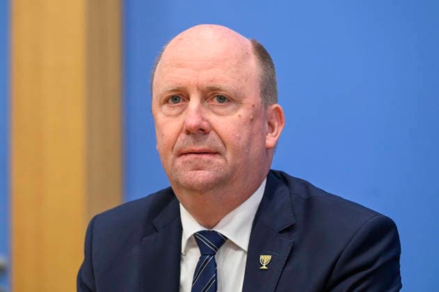 ABB BPK- Uwe Becker, Beauftragter der Hessischen Landesregierung für Juedisches Leben Thema Vorstellung Entschieden gegen Antisemitismus Gutachten zum Gesetzentwurf zur Strafbarkeit der Leugnung des Existenzrechts Israels auf der BPK Bundespressekonferenz in Berlin am 01.10.2026 Berlin Deutschland