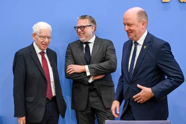 ABB BPK- Dr. Josef Schuster, Praesident des Zentralrats der Juden in Deutschland Prof. Dr. Steffen Augsberg, Professor für oeffentliches Recht, Justus-Liebig-Universität Gießen Uwe Becker, Beauftragter der Hessischen Landesregierung für Juedisches Leben Thema Vorstellung Entschieden gegen Antisemitismus Gutachten zum Gesetzentwurf zur Strafbarkeit der Leugnung des Existenzrechts Israels auf der BPK Bundespressekonferenz in Berlin am 01.10.2026 Berlin Deutschland