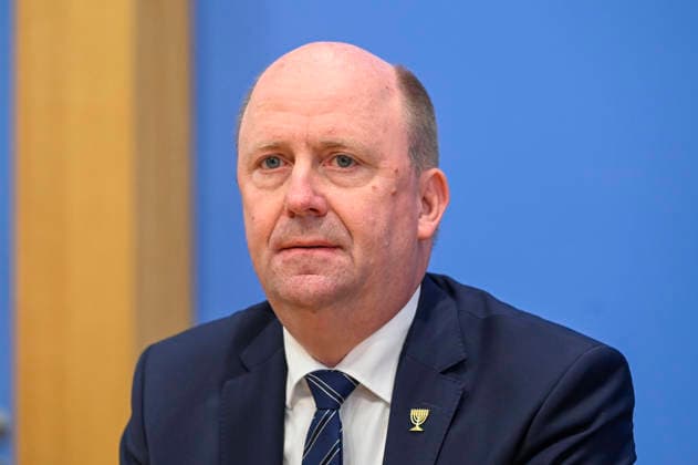 ABB BPK- Uwe Becker, Beauftragter der Hessischen Landesregierung für Juedisches Leben Thema Vorstellung Entschieden gegen Antisemitismus Gutachten zum Gesetzentwurf zur Strafbarkeit der Leugnung des Existenzrechts Israels auf der BPK Bundespressekonferenz in Berlin am 01.10.2026 Berlin Deutschland