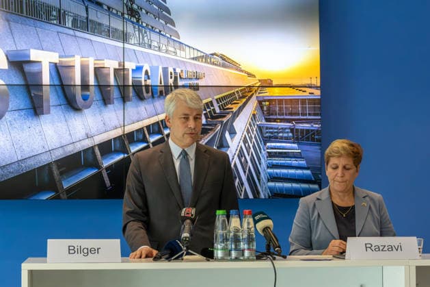 Mehr Sicherheit am Flughafen Stuttgart: Neues Drohnendetektionss, Am Flughafen Stuttgart ist ein neues System zur Drohnendetektion in Betrieb genommen worden. Die Technik kann Drohnen und deren Flugbewegungen erkennen sowie in vielen Fällen auch den Standort der Fernsteuerung beziehungsweise des Piloten lokalisieren. Die gewonnenen Daten fließen in ein gemeinsames Lagebild für Flugsicherung, Flughafen und Sicherheitsbehörden ein. Bundesverkehrsminister Steffen Bilger (CDU) und Baden-Württembergs Verkehrsministerin Nicola Razavi (CDU) informieren bei einem Pressestatement über die neue Technik und deren Bedeutung für die Sicherheit des Luftverkehrs. Stuttgart Baden-Württemberg Deutschland Stuttgart