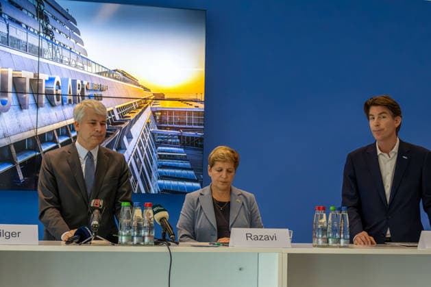 Mehr Sicherheit am Flughafen Stuttgart: Neues Drohnendetektionss, Am Flughafen Stuttgart ist ein neues System zur Drohnendetektion in Betrieb genommen worden. Die Technik kann Drohnen und deren Flugbewegungen erkennen sowie in vielen Fällen auch den Standort der Fernsteuerung beziehungsweise des Piloten lokalisieren. Die gewonnenen Daten fließen in ein gemeinsames Lagebild für Flugsicherung, Flughafen und Sicherheitsbehörden ein. Bundesverkehrsminister Steffen Bilger (CDU) und Baden-Württembergs Verkehrsministerin Nicola Razavi (CDU) informieren bei einem Pressestatement über die neue Technik und deren Bedeutung für die Sicherheit des Luftverkehrs. Stuttgart Baden-Württemberg Deutschland Stuttgart