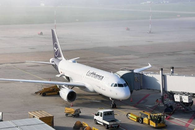 Mehr Sicherheit am Flughafen Stuttgart: Neues Drohnendetektionss, Am Flughafen Stuttgart ist ein neues System zur Drohnendetektion in Betrieb genommen worden. Die Technik kann Drohnen und deren Flugbewegungen erkennen sowie in vielen Fällen auch den Standort der Fernsteuerung beziehungsweise des Piloten lokalisieren. Die gewonnenen Daten fließen in ein gemeinsames Lagebild für Flugsicherung, Flughafen und Sicherheitsbehörden ein. Bundesverkehrsminister Steffen Bilger (CDU) und Baden-Württembergs Verkehrsministerin Nicola Razavi (CDU) informieren bei einem Pressestatement über die neue Technik und deren Bedeutung für die Sicherheit des Luftverkehrs. Stuttgart Baden-Württemberg Deutschland Stuttgart