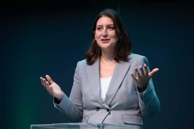 Yazguelue ZEYBEK (Yazgülü Zeybek), Landesvorsitzende Buendnis 90 die Gruenen, Bündnis 90 die Grünen in NRW, bei ihrer Rede Pressekonferenz von Buendnis 90 die Gruenen zur Aufstellung fuer die Landtagswahl 2027 in NRW, 05.10.2026,