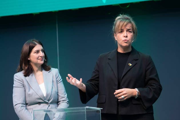Mona NEUBAUR (rechts) will ihre Partei als Spitzenkandidatin in die Landtagswahl 2027 in NRW fuehren, hier mit Yazguelue ZEYBEK (Yazgülü Zeybek), Landesvorsitzende Buendnis 90 die Gruenen, Bündnis 90 die Grünen in NRW, Mona NEUBAUR, Buendnis 90 die Gruenen, Ministerin fuer Wirtschaft, Industrie, Klimaschutz und Energie, stellv. Ministerpraesidentin des Landes Nordrhein-Westfalen. Pressekonferenz von Buendnis 90 die Gruenen zur Aufstellung fuer die Landtagswahl 2027 in NRW, 05.10.2026,