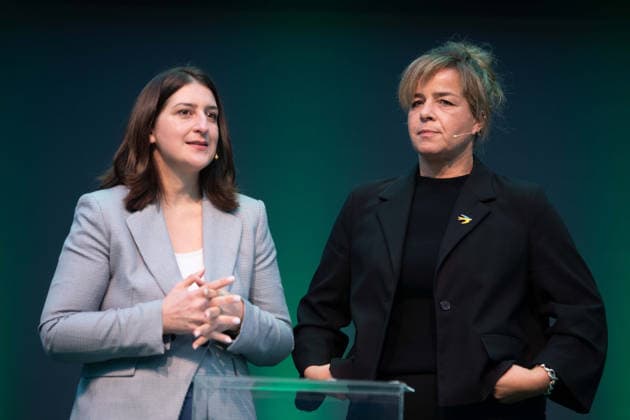 Mona NEUBAUR (rechts) will ihre Partei als Spitzenkandidatin in die Landtagswahl 2027 in NRW fuehren, hier mit Yazguelue ZEYBEK (Yazgülü Zeybek), Landesvorsitzende Buendnis 90 die Gruenen, Bündnis 90 die Grünen in NRW, Mona NEUBAUR, Buendnis 90 die Gruenen, Ministerin fuer Wirtschaft, Industrie, Klimaschutz und Energie, stellv. Ministerpraesidentin des Landes Nordrhein-Westfalen. Pressekonferenz von Buendnis 90 die Gruenen zur Aufstellung fuer die Landtagswahl 2027 in NRW, 05.10.2026,