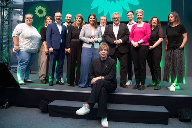 Mona NEUBAUR (vorne) will ihre Partei als Spitzenkandidatin in die Landtagswahl 2027 in NRW fuehren, hier mit der Parteispitze von Buendnis 90 die Gruenen, Bündnis 90 die Grünen, in NRW, Mona NEUBAUR, Buendnis 90 die Gruenen, Ministerin fuer Wirtschaft, Industrie, Klimaschutz und Energie, stellv. Ministerpraesidentin des Landes Nordrhein-Westfalen. Pressekonferenz von Buendnis 90 die Gruenen zur Aufstellung fuer die Landtagswahl 2027 in NRW, 05.10.2026,