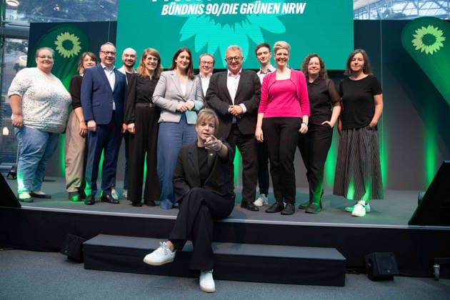 Mona NEUBAUR (vorne) will ihre Partei als Spitzenkandidatin in die Landtagswahl 2027 in NRW fuehren, hier mit der Parteispitze von Buendnis 90 die Gruenen, Bündnis 90 die Grünen, in NRW, Mona NEUBAUR, Buendnis 90 die Gruenen, Ministerin fuer Wirtschaft, Industrie, Klimaschutz und Energie, stellv. Ministerpraesidentin des Landes Nordrhein-Westfalen. Pressekonferenz von Buendnis 90 die Gruenen zur Aufstellung fuer die Landtagswahl 2027 in NRW, 05.10.2026,