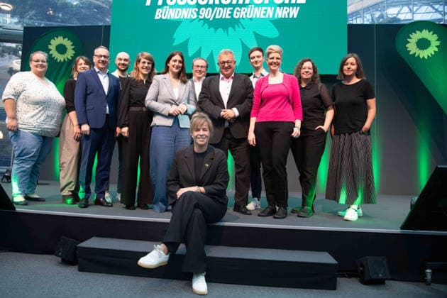 Mona NEUBAUR (vorne) will ihre Partei als Spitzenkandidatin in die Landtagswahl 2027 in NRW fuehren, hier mit der Parteispitze von Buendnis 90 die Gruenen, Bündnis 90 die Grünen, in NRW, Mona NEUBAUR, Buendnis 90 die Gruenen, Ministerin fuer Wirtschaft, Industrie, Klimaschutz und Energie, stellv. Ministerpraesidentin des Landes Nordrhein-Westfalen. Pressekonferenz von Buendnis 90 die Gruenen zur Aufstellung fuer die Landtagswahl 2027 in NRW, 05.10.2026,
