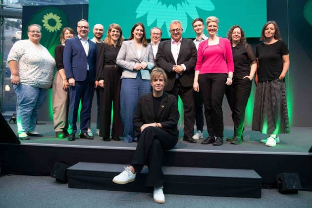 Mona NEUBAUR (vorne) will ihre Partei als Spitzenkandidatin in die Landtagswahl 2027 in NRW fuehren, hier mit der Parteispitze von Buendnis 90 die Gruenen, Bündnis 90 die Grünen, in NRW, Mona NEUBAUR, Buendnis 90 die Gruenen, Ministerin fuer Wirtschaft, Industrie, Klimaschutz und Energie, stellv. Ministerpraesidentin des Landes Nordrhein-Westfalen. Pressekonferenz von Buendnis 90 die Gruenen zur Aufstellung fuer die Landtagswahl 2027 in NRW, 05.10.2026,