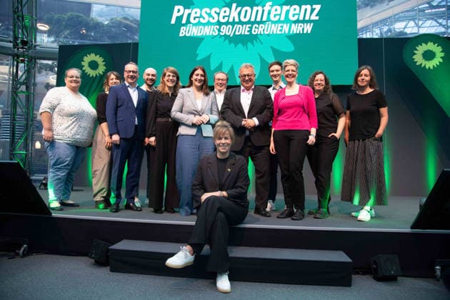 Mona NEUBAUR (vorne) will ihre Partei als Spitzenkandidatin in die Landtagswahl 2027 in NRW fuehren, hier mit der Parteispitze von Buendnis 90 die Gruenen, Bündnis 90 die Grünen, in NRW, Mona NEUBAUR, Buendnis 90 die Gruenen, Ministerin fuer Wirtschaft, Industrie, Klimaschutz und Energie, stellv. Ministerpraesidentin des Landes Nordrhein-Westfalen. Pressekonferenz von Buendnis 90 die Gruenen zur Aufstellung fuer die Landtagswahl 2027 in NRW, 05.10.2026,