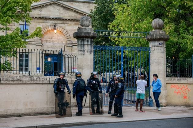 HIGH SCHOOL STUDENTS BLOCK ADMISSION AT GUSTAVE EIFFEL HIGH SCHOOL PHOTOPQR SUD OUEST GUILLAUME BONNAUD Bordeaux October 5, 2026 OCTOBER 5, 2026 IN BORDEAUX HIGH SCHOOL STUDENTS BLOCK ADMISSION AT GUSTAVE EIFFEL HIGH SCHOOL PH Guillaume Bonnaud France Fires have broken out at several schools in France, as students protest by blockading educational institutions nationwide over school funding and learning conditions Bordeaux GIRONDE France  Copyright: xPHOTOPQR SUDxOUEST MAXPPPxGUILLAUMExBONNAUDx 20261005SDO9892 20261005SDO9892