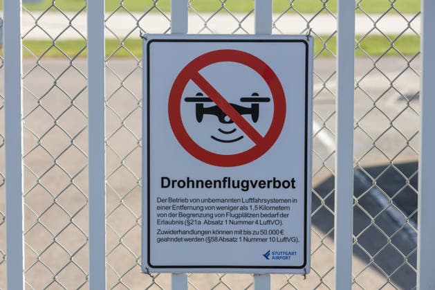 Mehr Sicherheit am Flughafen Stuttgart: Neues Drohnendetektionss, Am Flughafen Stuttgart ist ein neues System zur Drohnendetektion in Betrieb genommen worden. Die Technik kann Drohnen und deren Flugbewegungen erkennen sowie in vielen Fällen auch den Standort der Fernsteuerung beziehungsweise des Piloten lokalisieren. Die gewonnenen Daten fließen in ein gemeinsames Lagebild für Flugsicherung, Flughafen und Sicherheitsbehörden ein. Bundesverkehrsminister Steffen Bilger (CDU) und Baden-Württembergs Verkehrsministerin Nicola Razavi (CDU) informieren bei einem Pressestatement über die neue Technik und deren Bedeutung für die Sicherheit des Luftverkehrs. Stuttgart Baden-Württemberg Deutschland Stuttgart