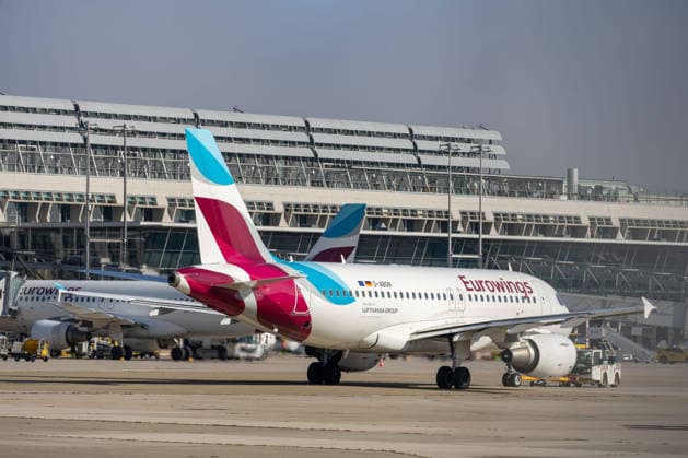 Mehr Sicherheit am Flughafen Stuttgart: Neues Drohnendetektionss, Am Flughafen Stuttgart ist ein neues System zur Drohnendetektion in Betrieb genommen worden. Die Technik kann Drohnen und deren Flugbewegungen erkennen sowie in vielen Fällen auch den Standort der Fernsteuerung beziehungsweise des Piloten lokalisieren. Die gewonnenen Daten fließen in ein gemeinsames Lagebild für Flugsicherung, Flughafen und Sicherheitsbehörden ein. Bundesverkehrsminister Steffen Bilger (CDU) und Baden-Württembergs Verkehrsministerin Nicola Razavi (CDU) informieren bei einem Pressestatement über die neue Technik und deren Bedeutung für die Sicherheit des Luftverkehrs. Stuttgart Baden-Württemberg Deutschland Stuttgart