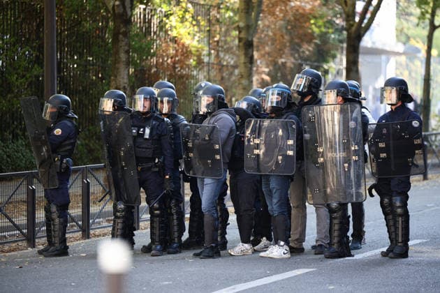 Clashes With Police During Student Protest - Paris Clashes between protesters and police during the student demonstration between the Lycee Paul Valéry and the Lycée Elisa Lemonnier in the 12th arrondissement of Paris, France on October 5, 2026. Students continue their protest to demand the hiring of substitute teachers, increased resources, and decent learning conditions. Photo by Raphael Lafargue ABACAPRESS.COM Paris France  Copyright: xLafarguexRaphael ABACAx