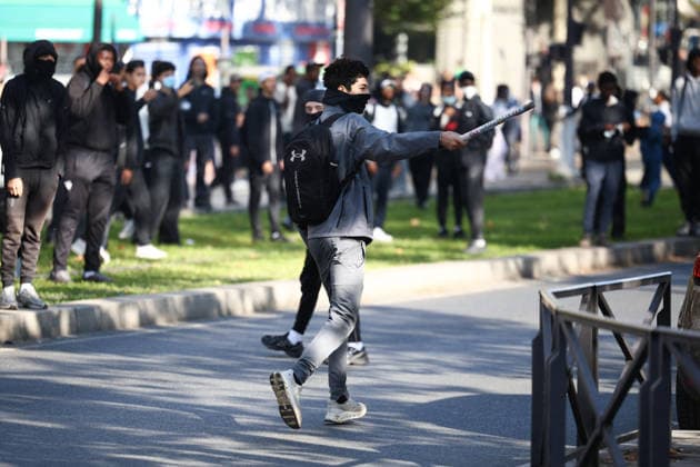 Clashes With Police During Student Protest - Paris Clashes between protesters and police during the student demonstration between the Lycee Paul Valéry and the Lycée Elisa Lemonnier in the 12th arrondissement of Paris, France on October 5, 2026. Students continue their protest to demand the hiring of substitute teachers, increased resources, and decent learning conditions. Photo by Raphael Lafargue ABACAPRESS.COM Paris France  Copyright: xLafarguexRaphael ABACAx
