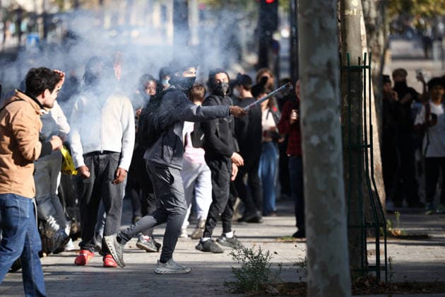 Clashes With Police During Student Protest - Paris Clashes between protesters and police during the student demonstration between the Lycee Paul Valéry and the Lycée Elisa Lemonnier in the 12th arrondissement of Paris, France on October 5, 2026. Students continue their protest to demand the hiring of substitute teachers, increased resources, and decent learning conditions. Photo by Raphael Lafargue ABACAPRESS.COM Paris France  Copyright: xLafarguexRaphael ABACAx