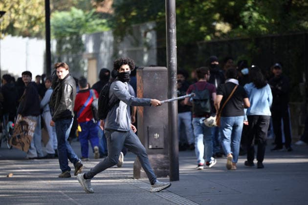 Clashes With Police During Student Protest - Paris Clashes between protesters and police during the student demonstration between the Lycee Paul Valéry and the Lycée Elisa Lemonnier in the 12th arrondissement of Paris, France on October 5, 2026. Students continue their protest to demand the hiring of substitute teachers, increased resources, and decent learning conditions. Photo by Raphael Lafargue ABACAPRESS.COM Paris France  Copyright: xLafarguexRaphael ABACAx