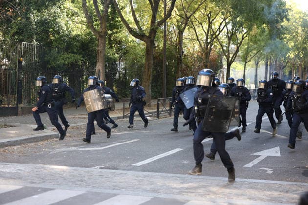 Clashes With Police During Student Protest - Paris Clashes between protesters and police during the student demonstration between the Lycee Paul Valéry and the Lycée Elisa Lemonnier in the 12th arrondissement of Paris, France on October 5, 2026. Students continue their protest to demand the hiring of substitute teachers, increased resources, and decent learning conditions. Photo by Raphael Lafargue ABACAPRESS.COM Paris France  Copyright: xLafarguexRaphael ABACAx