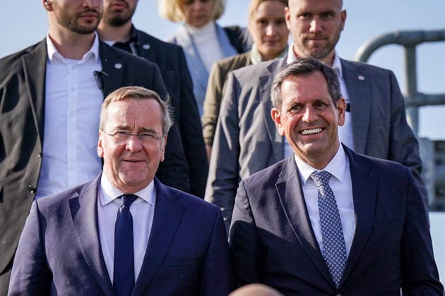 Deutschland, Emden: Bundesverteidigungsminister Boris Pistorius (links) und Niedersachsens Ministerpräsident Olaf Lies (rechts) bei der Pressekonferenz zur Bekanntgabe der Entscheidung über die Einrichtung eines zweiten Marinestützpunktes der Deutschen Marine an der Nordseeküste. Emden wird Standort des neuen Marinestützpunktes. Copyright: xJOERANxSTEINSIEKx