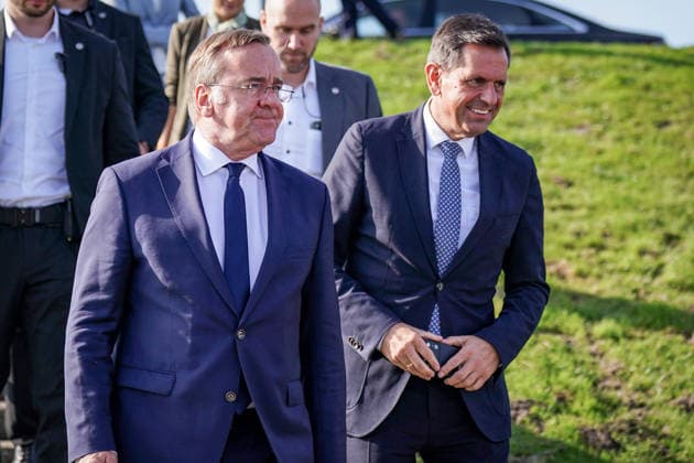Deutschland, Emden: Bundesverteidigungsminister Boris Pistorius (links) und Niedersachsens Ministerpräsident Olaf Lies (rechts) bei der Pressekonferenz zur Bekanntgabe der Entscheidung über die Einrichtung eines zweiten Marinestützpunktes der Deutschen Marine an der Nordseeküste. Emden wird Standort des neuen Marinestützpunktes. Copyright: xJOERANxSTEINSIEKx