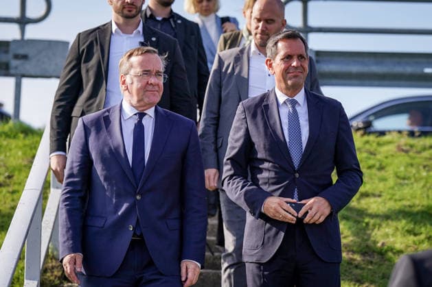Deutschland, Emden: Bundesverteidigungsminister Boris Pistorius (links) und Niedersachsens Ministerpräsident Olaf Lies (rechts) bei der Pressekonferenz zur Bekanntgabe der Entscheidung über die Einrichtung eines zweiten Marinestützpunktes der Deutschen Marine an der Nordseeküste. Emden wird Standort des neuen Marinestützpunktes. Copyright: xJOERANxSTEINSIEKx