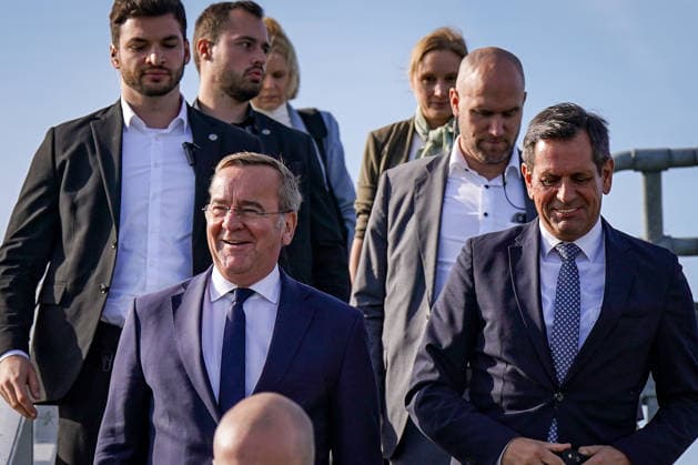 Deutschland, Emden: Bundesverteidigungsminister Boris Pistorius (links) und Niedersachsens Ministerpräsident Olaf Lies (rechts) bei der Pressekonferenz zur Bekanntgabe der Entscheidung über die Einrichtung eines zweiten Marinestützpunktes der Deutschen Marine an der Nordseeküste. Emden wird Standort des neuen Marinestützpunktes. Copyright: xJOERANxSTEINSIEKx