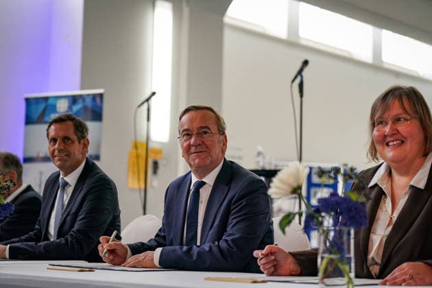 Deutschland, Emden: Bundesverteidigungsminister Boris Pistorius (Mitte) und Niedersachsens Ministerpräsident Olaf Lies (links) bei der Unterzeichnung eines Letter of Intent zur Einrichtung eines zweiten Marinestützpunktes der Deutschen Marine an der Nordseeküste. Emden wird Standort des neuen Marinestützpunktes. Unterzeichnung, Letter of Intent, Absichtserklärung, Boris Pistorius, Olaf Lies, Bundeswehr, Deutsche Marine, Marinestützpunkt, Emden. Copyright: xJOERANxSTEINSIEKx
