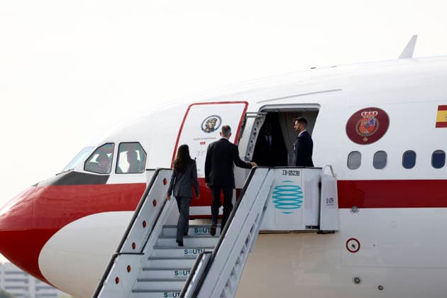 The King and Queen Begin Their State Visit to Finland Queen Letizia and King Felipe VI during the ceremonial send-off held at the airport prior to their state visit to Finland, on October 5, 2026, in Madrid, Spain. The state visit to Finland will take place October 5–7, with stops in Helsinki and Rovaniemi. STATE VISIT KING AND QUEEN AIRPORT Antonio Gutiérrez Madrid, Madrid, Spain  Copyright: xAntonioxGutiÃ rrezx 7821965