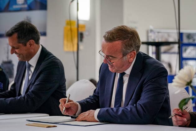 Deutschland, Emden: Bundesverteidigungsminister Boris Pistorius (Mitte) und Niedersachsens Ministerpräsident Olaf Lies (links) bei der Unterzeichnung eines Letter of Intent zur Einrichtung eines zweiten Marinestützpunktes der Deutschen Marine an der Nordseeküste. Emden wird Standort des neuen Marinestützpunktes. Unterzeichnung, Letter of Intent, Absichtserklärung, Boris Pistorius, Olaf Lies, Bundeswehr, Deutsche Marine, Marinestützpunkt, Emden. Copyright: xJOERANxSTEINSIEKx