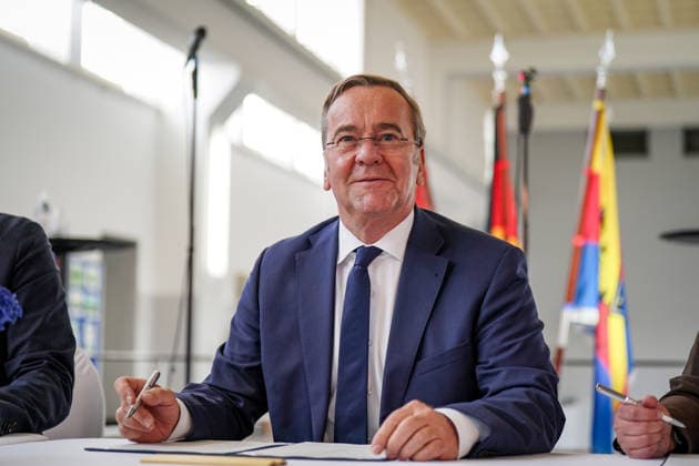 Deutschland, Emden: Bundesverteidigungsminister Boris Pistorius (Mitte) und Niedersachsens Ministerpräsident Olaf Lies (links) bei der Unterzeichnung eines Letter of Intent zur Einrichtung eines zweiten Marinestützpunktes der Deutschen Marine an der Nordseeküste. Emden wird Standort des neuen Marinestützpunktes. Unterzeichnung, Letter of Intent, Absichtserklärung, Boris Pistorius, Olaf Lies, Bundeswehr, Deutsche Marine, Marinestützpunkt, Emden. Copyright: xJOERANxSTEINSIEKx