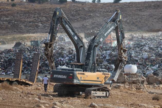 Israeli forces demolish Palestinian home near Hebron AL-DEIRAT, MASAFER YATTA, OCCUPIED WEST BANK, OCTOBER 5, 2026: Israeli forces demolish a Palestinian home in the village of Al-Deirat, east of Yatta and south of Hebron. Israeli authorities carried out the demolition on the grounds that the house had been built without a permit in Area C of the occupied West Bank. AL-DEIRAT Palestine, State of Copyright: x xMosabxshawerx xJNAxPressx