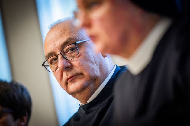 Bischof Dominicus Meier (l), Bischof von Osnabrueck, waehrend einer Pressekonferenz der Bistuemer Muenster (Münster) und Osnabrueck (Osnabrück) sowie der Deutschen Bischofskonferenz und Thuiner Franziskanerinnen zu den Ergebnissen einer Studie ueber geistlichen Missbrauch in katholischen geistlichen Gemeinschaften am 5. Oktober 2026 in Muenster (Münster) (Foto vom 05.10.2026). (Siehe epd-Meldungen vom 05.10.2026) EDITORIAL USE ONLY